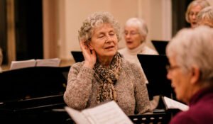 PARA CANTAR BEM EM UM CORAL, VOCÊ PRECISA APRENDER A... FICAR EM SILÊNCIO. Descubra por que o ouvido é tão importante quanto a garganta. Banner Blog