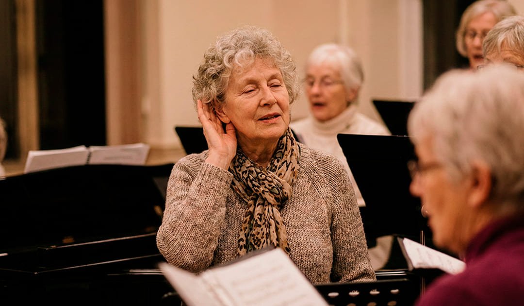 PARA CANTAR BEM EM UM CORAL, VOCÊ PRECISA APRENDER A... FICAR EM SILÊNCIO. Descubra por que o ouvido é tão importante quanto a garganta. Banner Blog