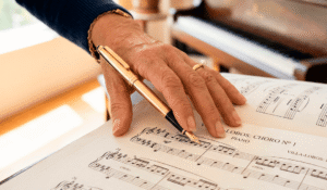 A PARTITURA NÃO É UM BICHO DE SETE CABEÇAS. Descubra como ler música abre portas para a sua voz. Banner Blog